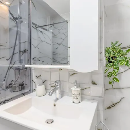 Sunshine Haven - M&n * Bükreş